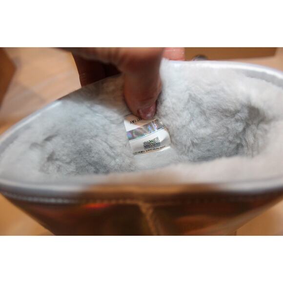 UGG CLASSIC SHORT IRIDESCENT GLACIER‎ GREY WOMEN'S BOOTS - Picture 6 of 7